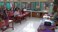 KADISDIKPORA mengumpulkan semua guru SMPN 5 Denpasat. Para guru pun menyampaikan unek-uneknya kepada Kadisdikpora. Mereka curhat soal gaya kepemimpinan Putu Eka Juliana Jaya dan beberapa guru sampai menangis. Foto: tra