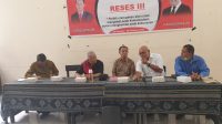 Anggota DPR RI dapil NTB-2 (Pulau Lombok) dari Fraksi PDI Perjuangan H Rachmat Hidayat (kiri)