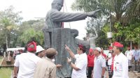 BUPATI Tabanan I Komang Gede Sanjaya bersama OPD terkait hadir dan menyaksikan proses pemasangan Patung Bung Karno