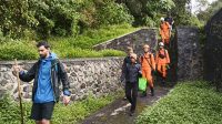 DUA wisatawan Inggris, Alexander Wilian (23) dan Liam Daniel (27) yang tersesat di Gunung Agung