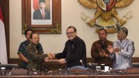 GUBERNUR Koster (kiri) menerima pandangan umum fraksi dari Wakil Ketua DPRD Bali, Nyoman Sugawa Korry, usai rapat paripurna DPRD Bali, Senin (3/10/2022). Foto: ist GUBERNUR Koster (kiri) menerima pandangan umum fraksi dari Wakil Ketua DPRD Bali, Nyoman Sugawa Korry, usai rapat paripurna DPRD Bali, Senin (3/10/2022). Foto: ist