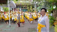 KEPALA SMPN 3 Denpasar, I Gusti Ayu Putu Tirtawati, foto di depan siswa ngayah tari Baris Gede saaat perayaan Saraswati, Sabtu (22/10/2022). Foto: ist KEPALA SMPN 3 Denpasar, I Gusti Ayu Putu Tirtawati, foto di depan siswa ngayah tari Baris Gede saaat perayaan Saraswati, Sabtu (22/10/2022). Foto: ist