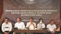 I Dewa Agung Gede Lidartawan (tengah) saat membuka temu media dan stakeholder persiapan pemutakhiran data pemilih untuk data Pemilu 2024, Senin (3/10/2022). Foto: ist I Dewa Agung Gede Lidartawan (tengah) saat membuka temu media dan stakeholder persiapan pemutakhiran data pemilih untuk data Pemilu 2024, Senin (3/10/2022). Foto: ist