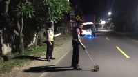 POLISI Saat melakukan olah TKP di lokasi lakalantas di wilayah Desa Kalibukbuk