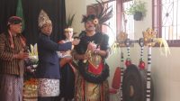 KEPALA SMP (SLUB) Saraswati 1 Denpasar, I Nyoman Sumerta, saat membuka Pagelaran Tari Kreasi Nusantara sebagai Projek Penguatan Profil Pelajar Pancasila (P5) bertemakan Bhineka Tunggal Ika, Sabtu (29/10/2022). Foto: ist KEPALA SMP (SLUB) Saraswati 1 Denpasar, I Nyoman Sumerta, saat membuka Pagelaran Tari Kreasi Nusantara sebagai Projek Penguatan Profil Pelajar Pancasila (P5) bertemakan Bhineka Tunggal Ika, Sabtu (29/10/2022). Foto: ist