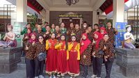 KASEK Ni Wayan Raiyani, foto bersama rombongan SMPN 1 Mojolaban, Sukoharjo, Jawa Tengah, saat studi tiru ke SMPN 9 Denpasar. Foto: tra KASEK Ni Wayan Raiyani, foto bersama rombongan SMPN 1 Mojolaban, Sukoharjo, Jawa Tengah, saat studi tiru ke SMPN 9 Denpasar. Foto: tra