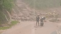 INILAH jalur akses dua kabupaten (KLU dan Lobar) yang tertutup gumpalan tanah akibat banjir disertai longsor, Minggu (16/10/2022). Foto: ist INILAH jalur akses dua kabupaten (KLU dan Lobar) yang tertutup gumpalan tanah akibat banjir disertai longsor, Minggu (16/10/2022). Foto: ist