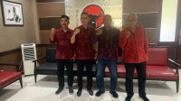 ANGGOTA Fraksi PDIP Bali (ki-ka) Nyoman Budiutama, AAN Adhi Ardhana, IGP Budiarta, dan Ketut Suryadi mengucapkan terima kasih kepada Gubernur Wayan Koster, yang dinilai sukses penyelenggaraan dan keamanan KTT G20 di Bali. Foto: hen ANGGOTA Fraksi PDIP Bali (ki-ka) Nyoman Budiutama, AAN Adhi Ardhana, IGP Budiarta, dan Ketut Suryadi mengucapkan terima kasih kepada Gubernur Wayan Koster, yang dinilai sukses penyelenggaraan dan keamanan KTT G20 di Bali. Foto: hen