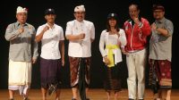WAKIL Gubernur Bali, Tjok. Oka Sukawati (Cok Ace) saat melepas atlet Bapomi yang terpilih mewakili Bali untuk berjuang dalam Pekan Olahraga Mahasiswa Nasional (POMNas) ke XVII di Padang, Sumatra Barat. Foto: ist WAKIL Gubernur Bali, Tjok. Oka Sukawati (Cok Ace) saat melepas atlet Bapomi yang terpilih mewakili Bali untuk berjuang dalam Pekan Olahraga Mahasiswa Nasional (POMNas) ke XVII di Padang, Sumatra Barat. Foto: ist