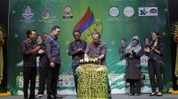 PUNCAK HUT ke-6 SMK TI Bali Global Badung, Senin (14/11/2022), ditandai dengan pemotongan tumpeng. Foto: ist PUNCAK HUT ke-6 SMK TI Bali Global Badung, Senin (14/11/2022), ditandai dengan pemotongan tumpeng. Foto: ist