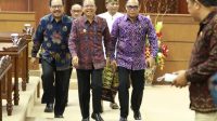 GUBERNUR Koster tertawa semringah saat berjalan bersama Ketua DPRD Bali, Nyoman Adi Wiryatama, usai rapat paripurna DPRD Bali, Selasa (22/11/2022). Foto: ist GUBERNUR Koster tertawa semringah saat berjalan bersama Ketua DPRD Bali, Nyoman Adi Wiryatama, usai rapat paripurna DPRD Bali, Selasa (22/11/2022). Foto: ist