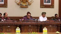 KETUA DPRD Bali, Nyoman Adi Wiryatama (tengah) saat memimpin rapat paripurna membahas penetapan Ranperda APBD 2023 menjadi Perda, Selasa (22/11/2022). Foto: ist KETUA DPRD Bali, Nyoman Adi Wiryatama (tengah) saat memimpin rapat paripurna membahas penetapan Ranperda APBD 2023 menjadi Perda, Selasa (22/11/2022). Foto: ist