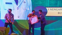 Mendes PDTT Abdul Halim Iskandar memberikan penghargaan kepada Wabup Jembrana