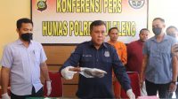 POLISI Menunjukan barang bukti sebilah golok dan tersangka Ardika (pakai baju tahanan) yang tega telah menghabisi nyawa istrinya sendiri