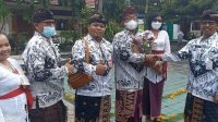 KEPALA SMPN 7 Denpasar, I Wayan Sugianta, menerima ucapan selamat dari guru setelah dinobatkan siswa sebagai Guru Termotivator pada Peringatan Hari Guru Nasional (HGN) dan HUT ke-77 PGRI di SMPN 7 Denpasar, Jumat (25/11/2022). Foto: tra KEPALA SMPN 7 Denpasar, I Wayan Sugianta, menerima ucapan selamat dari guru setelah dinobatkan siswa sebagai Guru Termotivator pada Peringatan Hari Guru Nasional (HGN) dan HUT ke-77 PGRI di SMPN 7 Denpasar, Jumat (25/11/2022). Foto: tra