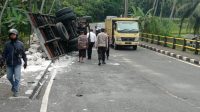 TRUK Mitsubishi nopol L 8107 KF menabrak pembatas Jembatan Yeh Bakung