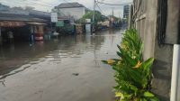 AIR menggenangi wilayah Padangsambian, Denpasar Barat, Rabu (14/12/2022) sore. Ketinggian air mencapai sebetis orang dewasa. Foto: ist AIR menggenangi wilayah Padangsambian, Denpasar Barat, Rabu (14/12/2022) sore. Ketinggian air mencapai sebetis orang dewasa. Foto: ist