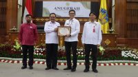 KEPALA Dinas Kominfos Kota Denpasar, Dr. IB Alit Adhi Merta, menerima Anugerah Praja Anindita Mahottama, dari Wakil Gubernur Bali, Tjokorda Oka Artha Ardhana Sukawati, di Gedung Wisma Sabha Utama Kantor Gubernur Bali, Rabu (14/12/2022). Foto: ist KEPALA Dinas Kominfos Kota Denpasar, Dr. IB Alit Adhi Merta, menerima Anugerah Praja Anindita Mahottama, dari Wakil Gubernur Bali, Tjokorda Oka Artha Ardhana Sukawati, di Gedung Wisma Sabha Utama Kantor Gubernur Bali, Rabu (14/12/2022). Foto: ist