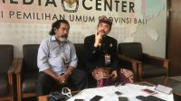 AWK memberi keterangan ke media usai menyerahkan dukungan syarat minimal pencalonan DPD RI di KPU Bali, Senin (26/12/2022). Foto: hen AWK memberi keterangan ke media usai menyerahkan dukungan syarat minimal pencalonan DPD RI di KPU Bali, Senin (26/12/2022). Foto: hen