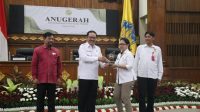 KETUA Bawaslu Bali, Ketut Ariyani (dua kanan) menerima penghargaan Predikat Informatif yang diserahkan Wakil Gubernur Tjokorda Oka Artha Ardhana Sukawati, di Gedung Wiswa Sabha, Rabu (14/12/2022). Foto: ist KETUA Bawaslu Bali, Ketut Ariyani (dua kanan) menerima penghargaan Predikat Informatif yang diserahkan Wakil Gubernur Tjokorda Oka Artha Ardhana Sukawati, di Gedung Wiswa Sabha, Rabu (14/12/2022). Foto: ist