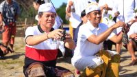Bupati Suwirta bersama Kapolres Klungkung menanam mangrove di Pantai Lembongan