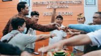 Bupati Tamba dan Wabup Ipat serta wartawan sejumlah media saat peresmian press room