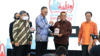 Bupati Tamba saat menerima penghargaan smart city