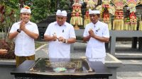 Bupati Tamba saat menghadiri pemelaspas perehaban pura Jagatnatha