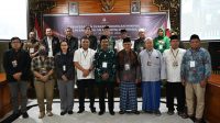 BAKAL calon DPD RI, Wartha D. Sandy (lima kanan depan) bersama Ketua KPU Bali, I Dewa Agung Gede Lidartawan (empat kiri depan) dan jajaran komisioner KPU serta Bawaslu Bali foto bersama usai pendaftaran pada Kamis (29/12/2022) tengah malam. Foto: ist BAKAL calon DPD RI, Wartha D. Sandy (lima kanan depan) bersama Ketua KPU Bali, I Dewa Agung Gede Lidartawan (empat kiri depan) dan jajaran komisioner KPU serta Bawaslu Bali foto bersama usai pendaftaran pada Kamis (29/12/2022) tengah malam. Foto: ist