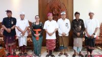 GUBERNUR Wayan Koster bersama jajaran Bawaslu Bali dipimpin Ketut Ariyani (tiga kiri) foto bersama usai penyerahan aset Pemprov Bali berupa tanah dan gedung yang selama ini digunakan Bawaslu Bali, Jumat (23/12/2022). Foto: ist GUBERNUR Wayan Koster bersama jajaran Bawaslu Bali dipimpin Ketut Ariyani (tiga kiri) foto bersama usai penyerahan aset Pemprov Bali berupa tanah dan gedung yang selama ini digunakan Bawaslu Bali, Jumat (23/12/2022). Foto: ist