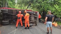 PERSONEL Basarnas Bali melakukan proses evakuasi sebuah truk yang terguling di tanjakan Jalan Pura Goa Gong, Jimbaran, Jumat (16/12/2022) sore, sekitar pukul 16.30 Wita. Kecelakaan tersebut mengakibatkan satu orang meninggal dunia. Foto: ist PERSONEL Basarnas Bali melakukan proses evakuasi sebuah truk yang terguling di tanjakan Jalan Pura Goa Gong, Jimbaran, Jumat (16/12/2022) sore, sekitar pukul 16.30 Wita. Kecelakaan tersebut mengakibatkan satu orang meninggal dunia. Foto: ist