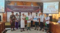 KETUA KPU Bali, I Dewa Agung Gede Lidartawan (kiri); menerima berkas penyerahan syarat dukungan minimal dari bakal calon DPD RI, Anak Agung Gde Agung, di KPU Bali, Jumat (23/12/2022). Foto: ist KETUA KPU Bali, I Dewa Agung Gede Lidartawan (kiri); menerima berkas penyerahan syarat dukungan minimal dari bakal calon DPD RI, Anak Agung Gde Agung, di KPU Bali, Jumat (23/12/2022). Foto: ist