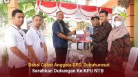 PLH Ketua KPU NTB, Agus Hilman (kanan); saat menerima berkas syarat dukungan fisik bakal calon DPD RI, Minggu (25/12/2022). Foto: ist PLH Ketua KPU NTB, Agus Hilman (kanan); saat menerima berkas syarat dukungan fisik bakal calon DPD RI, Minggu (25/12/2022). Foto: ist
