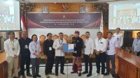 KOMISIONER KPU dan Bawaslu Bali saat menerima penyerahan syarat dukungan minimal dari bakal calon DPD RI, IGN Arya Wedakarna, di KPU Bali, Senin (26/12/2022). Foto: hen KOMISIONER KPU dan Bawaslu Bali saat menerima penyerahan syarat dukungan minimal dari bakal calon DPD RI, IGN Arya Wedakarna, di KPU Bali, Senin (26/12/2022). Foto: hen