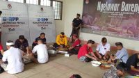 PENGURUS parpol dan komisioner KPU Bali duduk bersama membuat adonan kuliner lawar dalam “Ngelawar Bareng” yang diselenggarakan KPU Bali, Rabu (28/12/2022). Foto: ist PENGURUS parpol dan komisioner KPU Bali duduk bersama membuat adonan kuliner lawar dalam “Ngelawar Bareng” yang diselenggarakan KPU Bali, Rabu (28/12/2022). Foto: ist