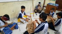 SISWA SMP PGRI 2 Denpasar mengisi waktu liburan sekolah dengan kegiatan pasraman. Foto: ist