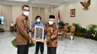 WAPRES Republik Indonesia, KH Ma'ruf Amin saat menyerahkan penghargaan pada Direktur Utama PLN Darmawan Prasodjo sebagai CEO Green Leadership Utama atas keberhasilannya menerapkan Social Future Fit Society. Foto: ist WAPRES Republik Indonesia, KH Ma'ruf Amin saat menyerahkan penghargaan pada Direktur Utama PLN Darmawan Prasodjo sebagai CEO Green Leadership Utama atas keberhasilannya menerapkan Social Future Fit Society. Foto: ist