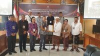 WAYAN Geredeg menyerahkan berkas syarat dukungan minimal bakal calon DPD RI yang diterima anggota KPU Bali, Gede John Darmawan, di KPU Bali, Selasa (27/12/2022). Foto: hen WAYAN Geredeg menyerahkan berkas syarat dukungan minimal bakal calon DPD RI yang diterima anggota KPU Bali, Gede John Darmawan, di KPU Bali, Selasa (27/12/2022). Foto: hen