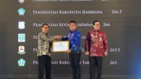 Wabup Ipat terima penghargaan (2)