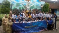 KEPALA SMPN 4 Denpasar, I Nyoman Gede Wiastra, bersama siswa dan guru saat kegiatan Rutgers tentang pendidikan kesehatan reproduksi yang difasilitasi oleh PKBI Daerah Bali dan Kisara. Foto: ist KEPALA SMPN 4 Denpasar, I Nyoman Gede Wiastra, bersama siswa dan guru saat kegiatan Rutgers tentang pendidikan kesehatan reproduksi yang difasilitasi oleh PKBI Daerah Bali dan Kisara. Foto: ist