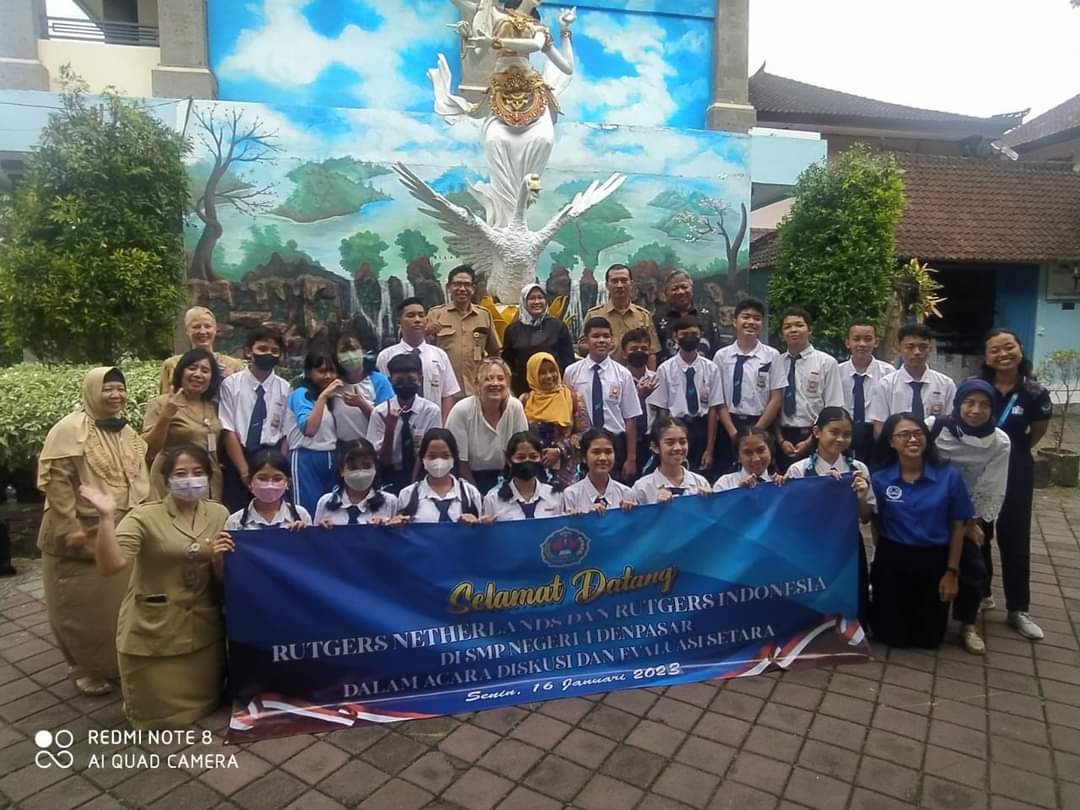 KEPALA SMPN 4 Denpasar, I Nyoman Gede Wiastra, bersama siswa dan guru saat kegiatan Rutgers tentang pendidikan kesehatan reproduksi yang difasilitasi oleh PKBI Daerah Bali dan Kisara. Foto: ist