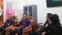 AKBP Sebudi (dua kiri) saat audiensi ke Bawaslu Bali dan diterima komisioner Wayan Wirka (dua kanan) dan Ketut Rudia (kanan). Foto: ist AKBP Sebudi (dua kiri) saat audiensi ke Bawaslu Bali dan diterima komisioner Wayan Wirka (dua kanan) dan Ketut Rudia (kanan). Foto: ist