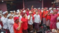 BUPATI Karangasem, I Gede Dana, bersama masyarakat merayakan peringatan Hari Arak dengan minum arak secukupnya serta megibung, Minggu (29/1/2023). Foto: ist BUPATI Karangasem, I Gede Dana, bersama masyarakat merayakan peringatan Hari Arak dengan minum arak secukupnya serta megibung, Minggu (29/1/2023). Foto: ist