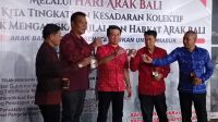 BUPATI Klungkung, Nyoman Suwirta; dan Ketua DPRD Klungkung, Anak Agung Gde Anom, memperingati Hari Arak Bali di Desa Gelgel. Foto: ist BUPATI Klungkung, Nyoman Suwirta; dan Ketua DPRD Klungkung, Anak Agung Gde Anom, memperingati Hari Arak Bali di Desa Gelgel. Foto: ist