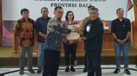 KETUA KPU Bali, I Dewa Agung Gede Lidartawan (kanan) menerima hasil vermin dari LO bakal calon Haji Bambang Santoso usai rapat pleno rekapitulasi vermin syarat dukungan minimal bakal calon DPD RI, Minggu (15/1/2023). Foto: hen KETUA KPU Bali, I Dewa Agung Gede Lidartawan (kanan) menerima hasil vermin dari LO bakal calon Haji Bambang Santoso usai rapat pleno rekapitulasi vermin syarat dukungan minimal bakal calon DPD RI, Minggu (15/1/2023). Foto: hen