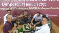 KETUA KPU Denpasar, I Wayan Arsajaya (dua kiri), bersama undangan saat menikmati hidangan lawar dalam megibung di aula KPU Denpasar, Rabu (11/1/2023). Foto: ist KETUA KPU Denpasar, I Wayan Arsajaya (dua kiri), bersama undangan saat menikmati hidangan lawar dalam megibung di aula KPU Denpasar, Rabu (11/1/2023). Foto: ist