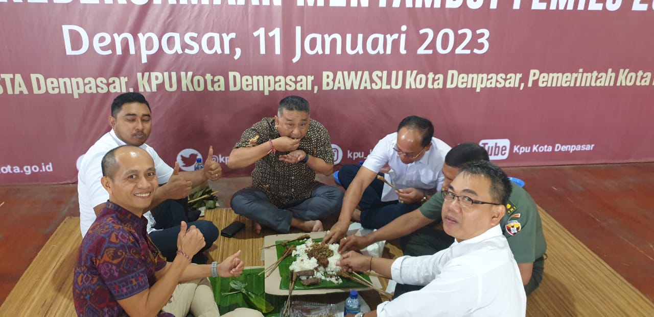 KETUA KPU Denpasar, I Wayan Arsajaya (dua kiri), bersama undangan saat menikmati hidangan lawar dalam megibung di aula KPU Denpasar, Rabu (11/1/2023). Foto: ist