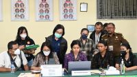 KOMISIONER KPU dan Bawaslu Bali bersama staf saat meneliti kelengkapan berkas syarat dukungan minimal yang diajukan bakal calon DPD RI di menit-menit akhir penyerahan, Kamis (29/12/2022) tengah malam. Foto: ist KOMISIONER KPU dan Bawaslu Bali bersama staf saat meneliti kelengkapan berkas syarat dukungan minimal yang diajukan bakal calon DPD RI di menit-menit akhir penyerahan, Kamis (29/12/2022) tengah malam. Foto: ist