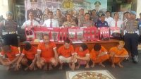 KAPOLRES Gianyar, AKBP I Made Bayu Sutha Sartana, menunjukan barang bukti yang berhasil disita Satnarkoba. Foto: adi KAPOLRES Gianyar, AKBP I Made Bayu Sutha Sartana, menunjukan barang bukti yang berhasil disita Satnarkoba. Foto: adi