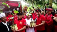 Ketua DPC Bangli bersama Jajaran PDIP Bali saat menanam pohon di Areal Pura Dalem Balingkang, Kintamani.